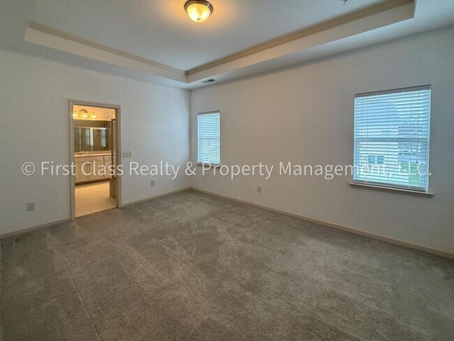 Building Photo - 565 Park View Drive