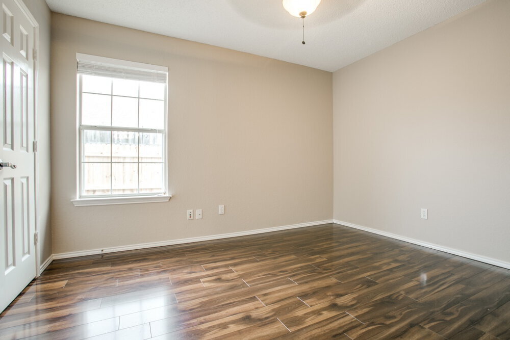 Building Photo - 6705 W Lynn Creek Dr