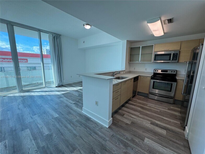 Building Photo - 350 NE 24th St