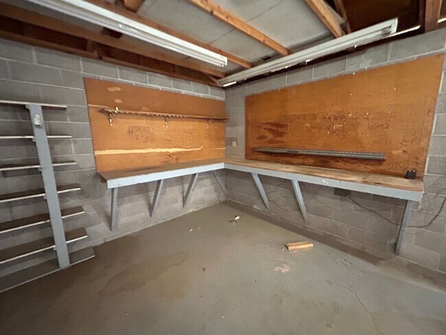 Building Photo - Spacious 4 bedroom, 2 bathroom home locate...