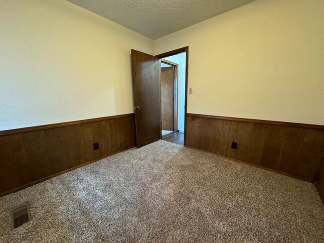 Building Photo - Gorgeous 3 bedroom 2 bathroom duplex