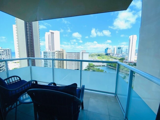 Building Photo - Fully furnished unit at the Watermark!