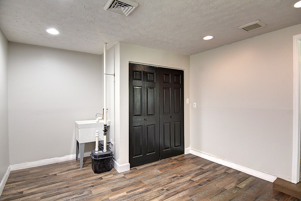 Building Photo - 3813 Utica Dr