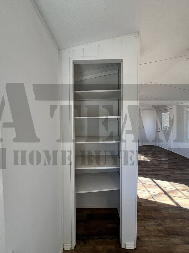 Building Photo - Cozy 2-bedroom, 1.5-bathroom home