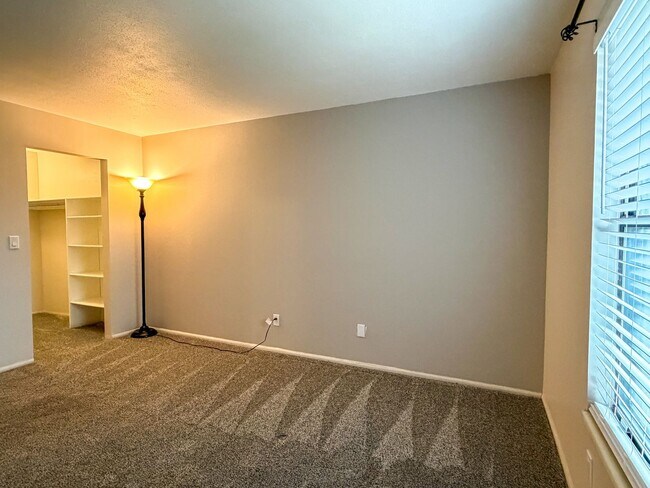 Building Photo - Move-in Incentive!