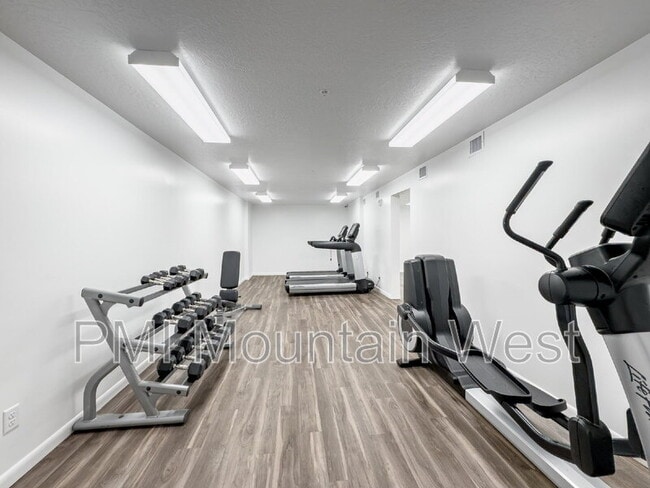 Building Photo - 1032 E 400 S