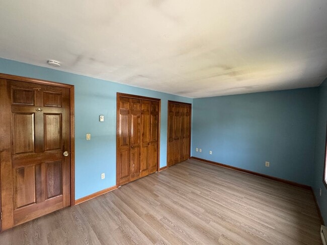 Building Photo - Woburn Townhouse| 2 Bed 1.5 Bath| Availabl...