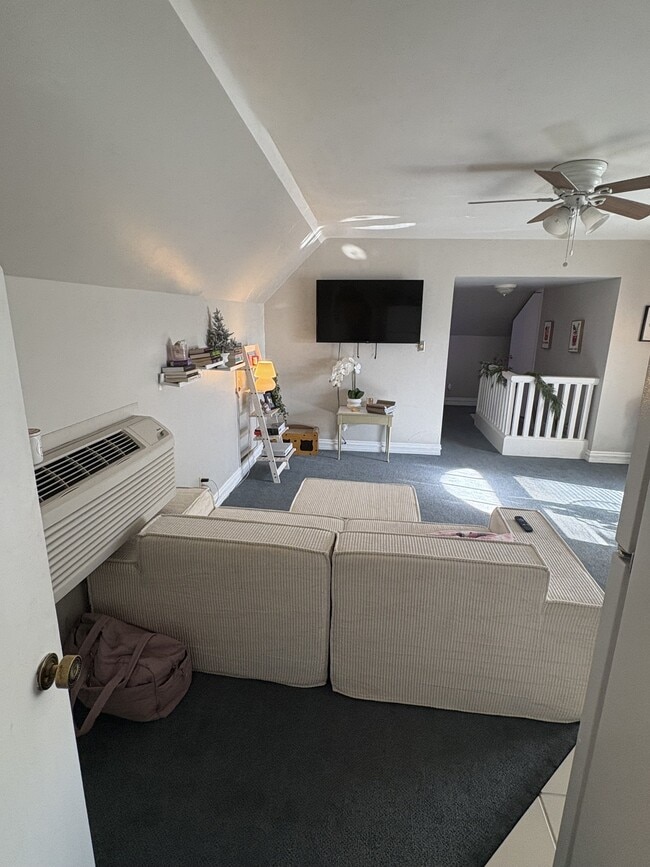 Building Photo - 169 E Center St