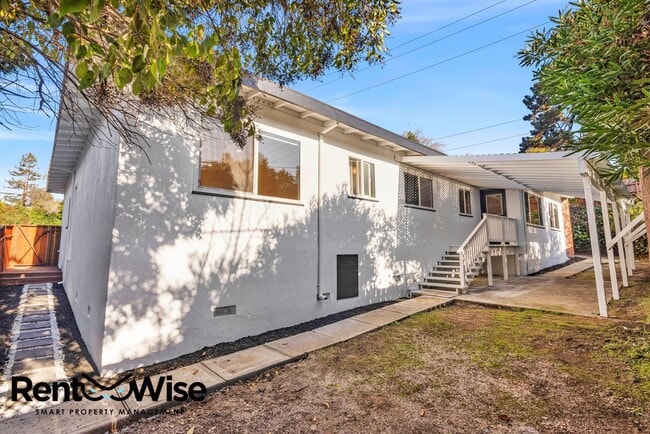 Building Photo - 838 Crompton Rd