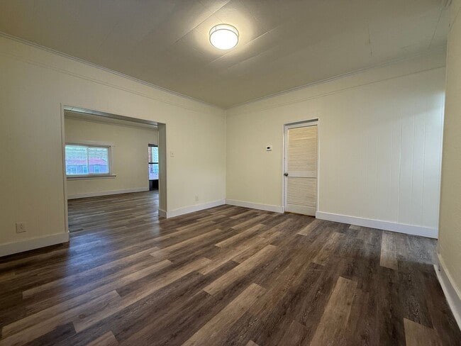 Building Photo - Updated 3BR house with fenced yard!