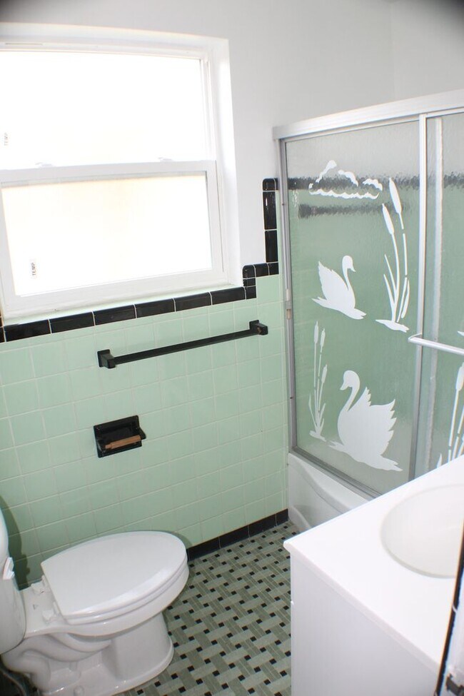 Building Photo - 3 bed house for rent