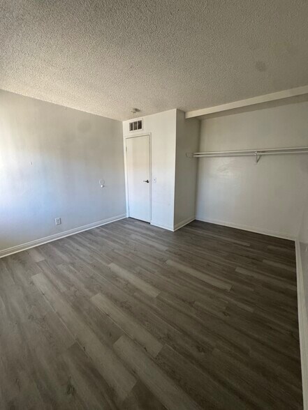 Building Photo - 1405 Vegas Valley Dr