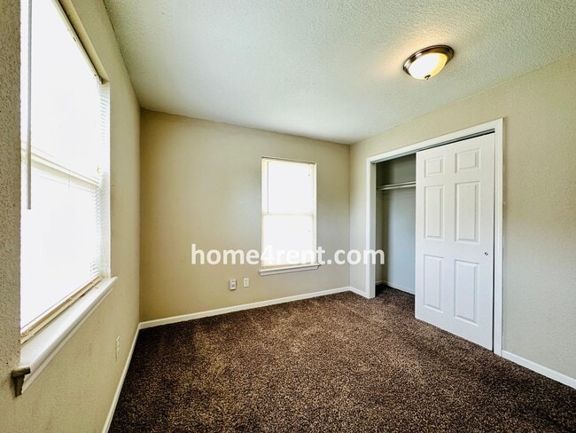Building Photo - Adorable Duplex Home in KCK w/ Stainless S...
