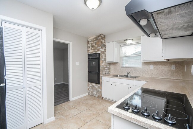 Building Photo - 422 Skywood Dr