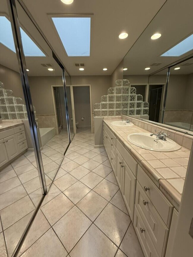 Building Photo - 2439 Sharon Oaks Dr