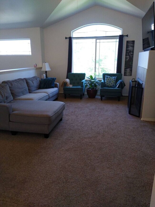Building Photo - Lovely and spacious 5 bedroom 3 bath Post ...