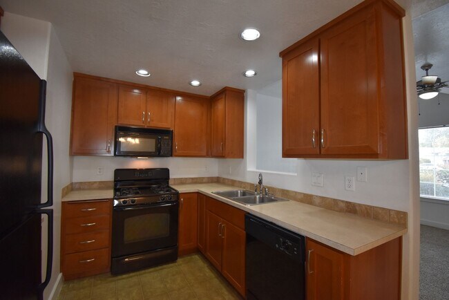 Building Photo - Gorgeous Condo with gated security