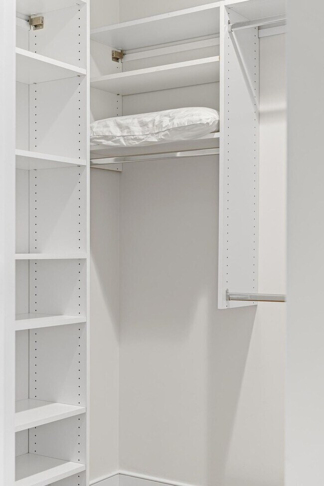 Building Photo - 601 Albany St