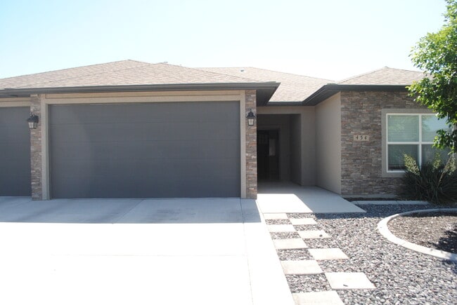 Building Photo - 454 Lewis St