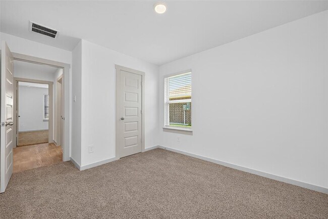 Building Photo - 610 Hidden Brk Dr
