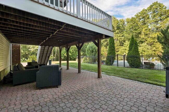 Building Photo - 8 Hemlock Ln