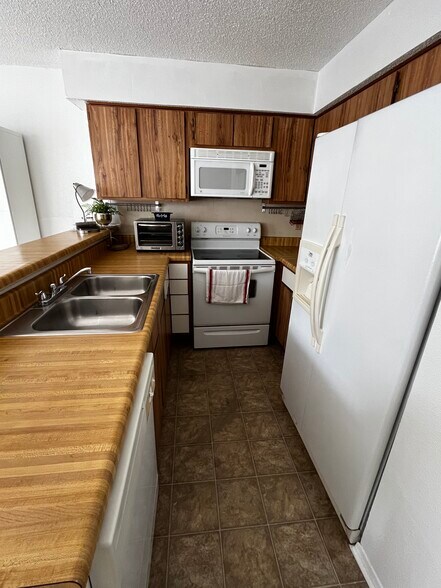 Kitchen - 13632 Garden Grove Ct