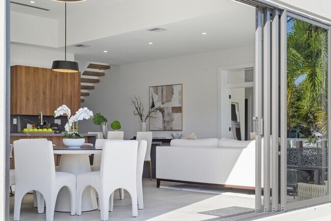 Building Photo - 1308 Avocado Isle