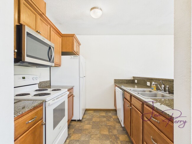 Building Photo - 5747 Fallbrook Ln
