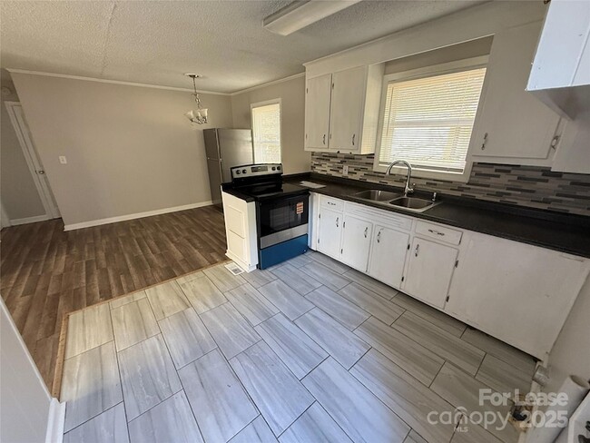 Building Photo - 431 Red Tip Ln