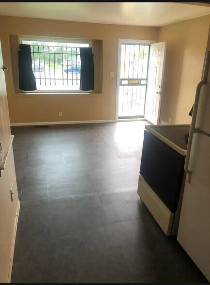 Building Photo - 16494 E 8 Mile Rd