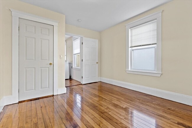 Building Photo - 52 Roslyn St