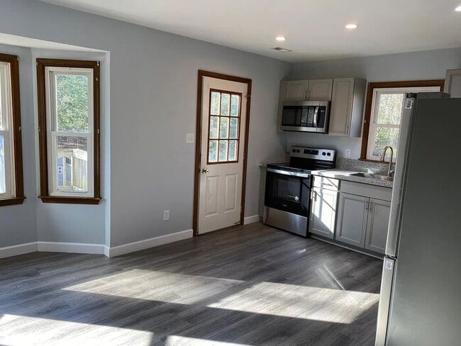 Building Photo - Adorable updated 4/2 with huge front and back yards