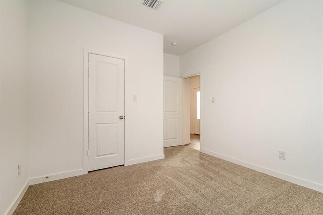 Building Photo - 1912 Ponderosa Pne Ln