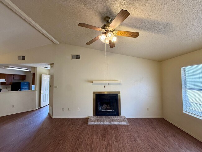 Building Photo - QUIET LOCATION - YARD BACKS TO GREENBELT