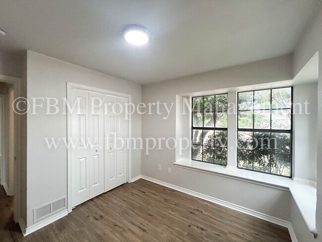 Building Photo - 806 Cresside Ln