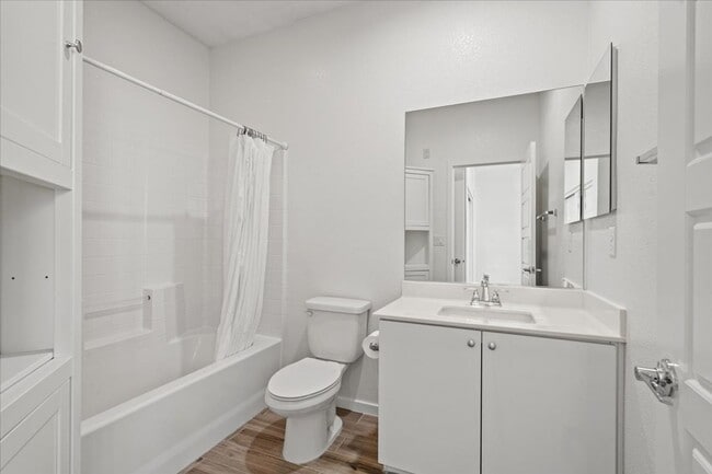 Building Photo - Resort-Style Living in a Modern 2 Bedroom Gated, 2 Pools, Home