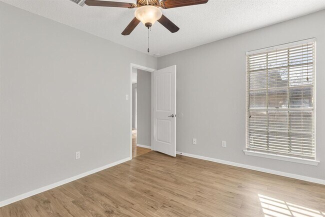 Building Photo - 413 Country Aire Dr