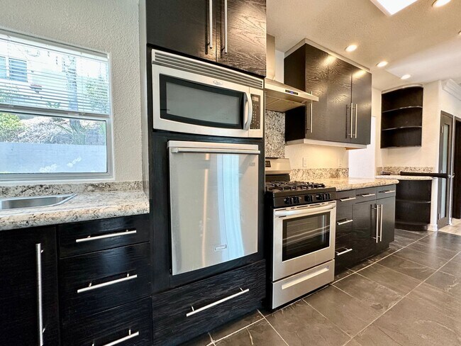 Building Photo - North Park/Hillcrest- Modern and Spacious 2 Bedroom with 2 Car Garage, Washer/Dryer and AC.