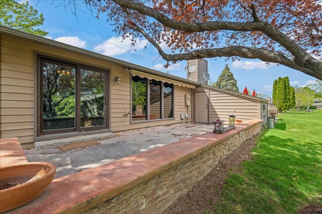 Building Photo - 2 bedroom 2 bath townhome located on the B...
