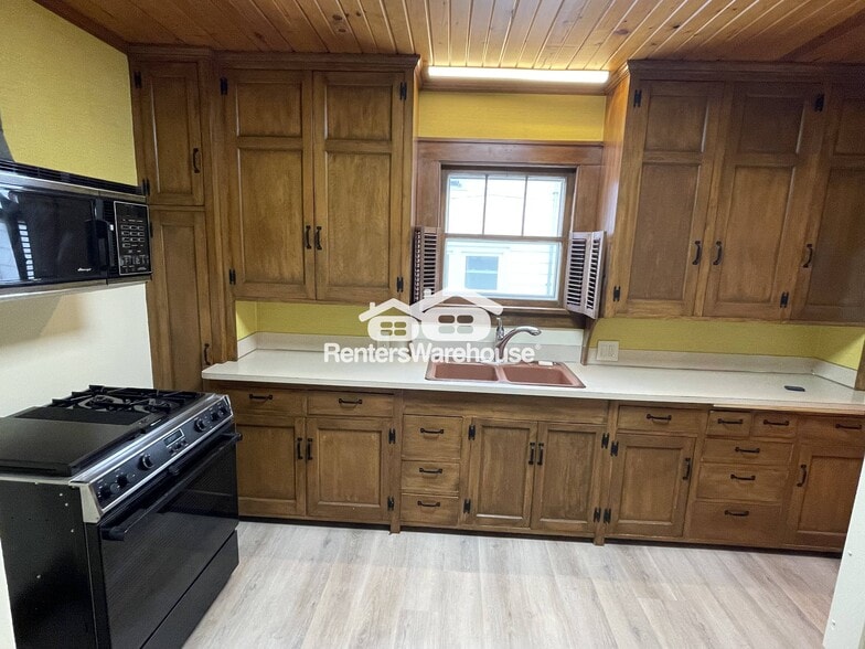 Building Photo - 826 1st St NW