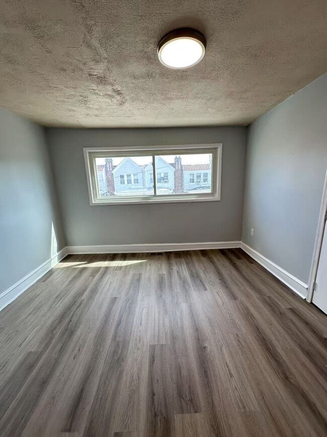 Building Photo - Newly Renovated 3 Bedroom and 1 Bathroom T...