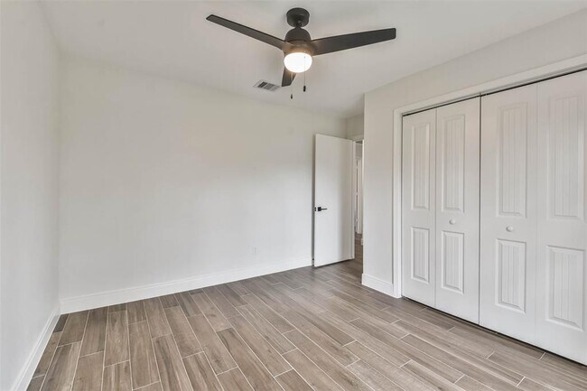 Building Photo - 2718 Foliage Green Dr