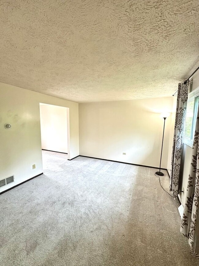 Building Photo - Well-Maintained 2 Bed, 1 Bath Townhome in West Mifflin - Private Balcony, Central AC & Heat - Ava...