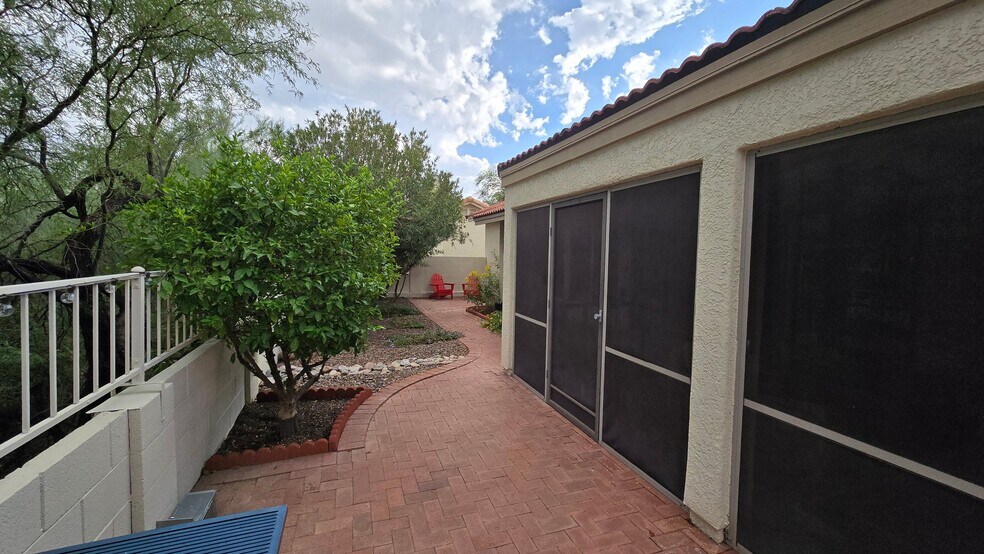 Building Photo - 5550 N Waterfield Dr