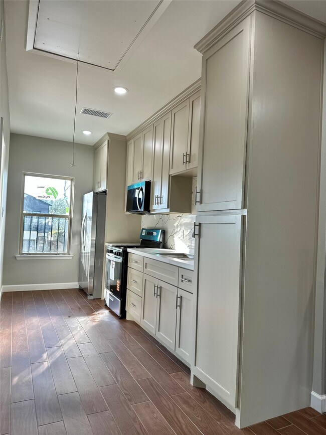 Building Photo - 8321 Coma St