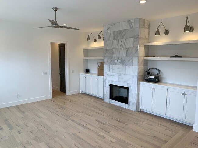 Building Photo - 523 Fatherland St