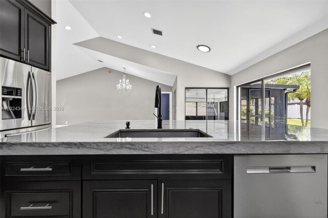 Building Photo - 9654 Sun Pointe Dr