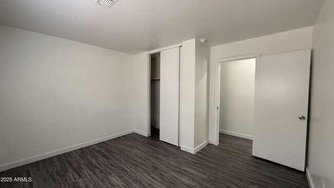 Building Photo - 679 W Jardin Dr