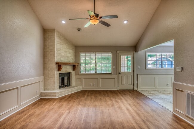 Building Photo - 216 Duerr Dr