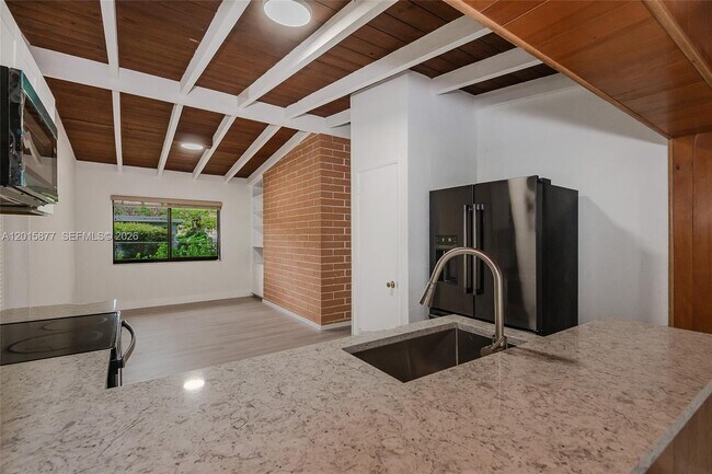 Building Photo - 12725 SW 80th Ave